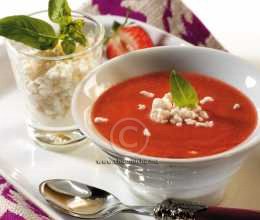 Soupe froide de tomates et fraises à la mozzarella